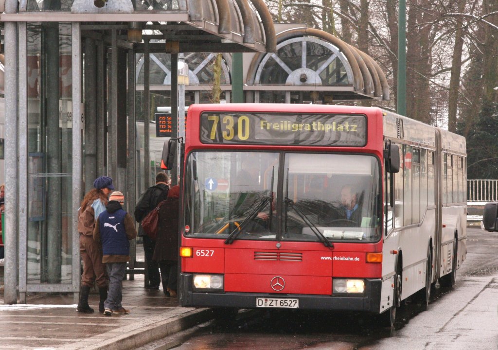Rheinbahn 6527 (D ZT 6527) mit der Linie 730 an der Vennhauser Allee,23.2.2010.