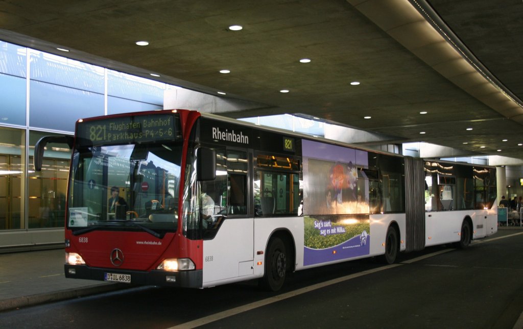 Rheinbahn 6838 (D IL 6838) macht Werbung für Milka.
Aufgenommen am Flughafen Düsseldorf.
25.4.2010