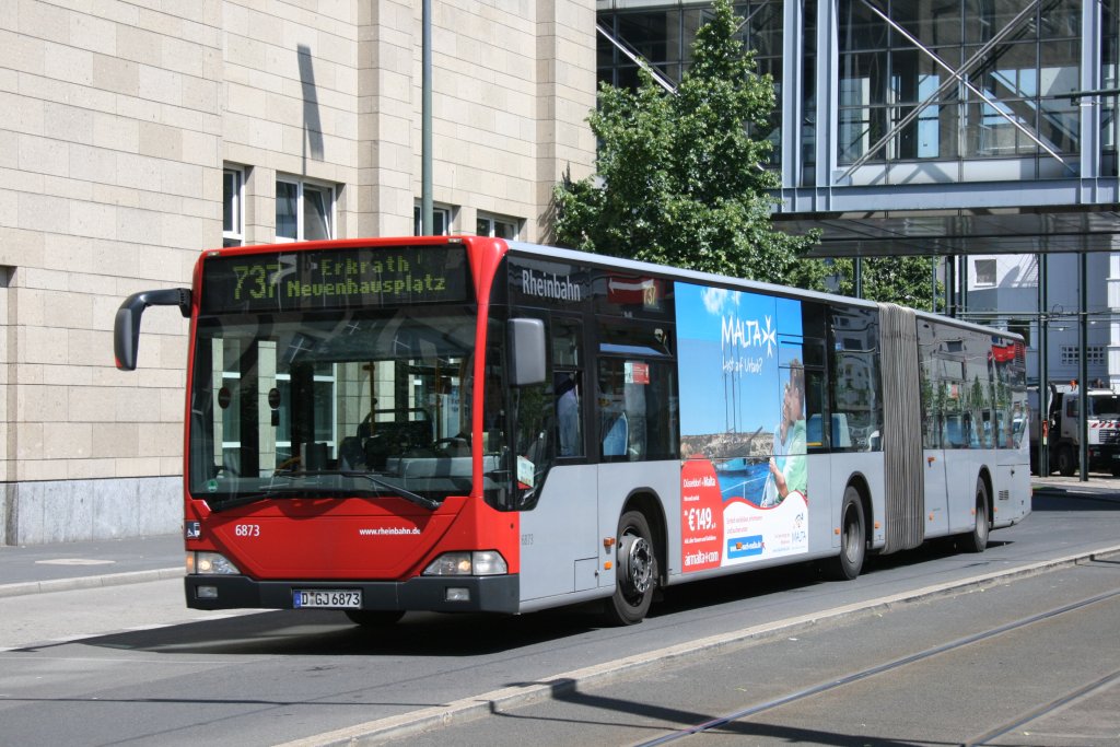 Rheinbahn 6873 (D GJ 6873) macht Werbung für Urlaub in Malta.
Düsseldorf HBF, 2.6.2010