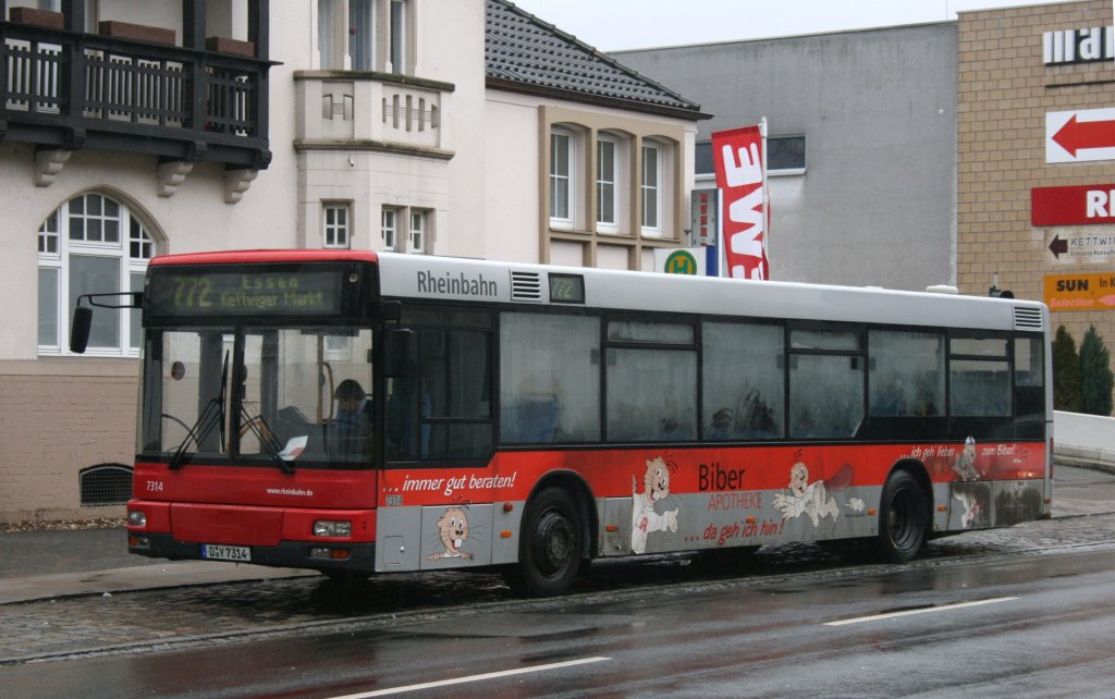 Rheinbahn 7314 (Y 7314) mit Werbung fr die Bieber Apotheke.
Hier mit der Linie 772 nach Heiligenhaus am Kettwiger Markt,23.2.2010.