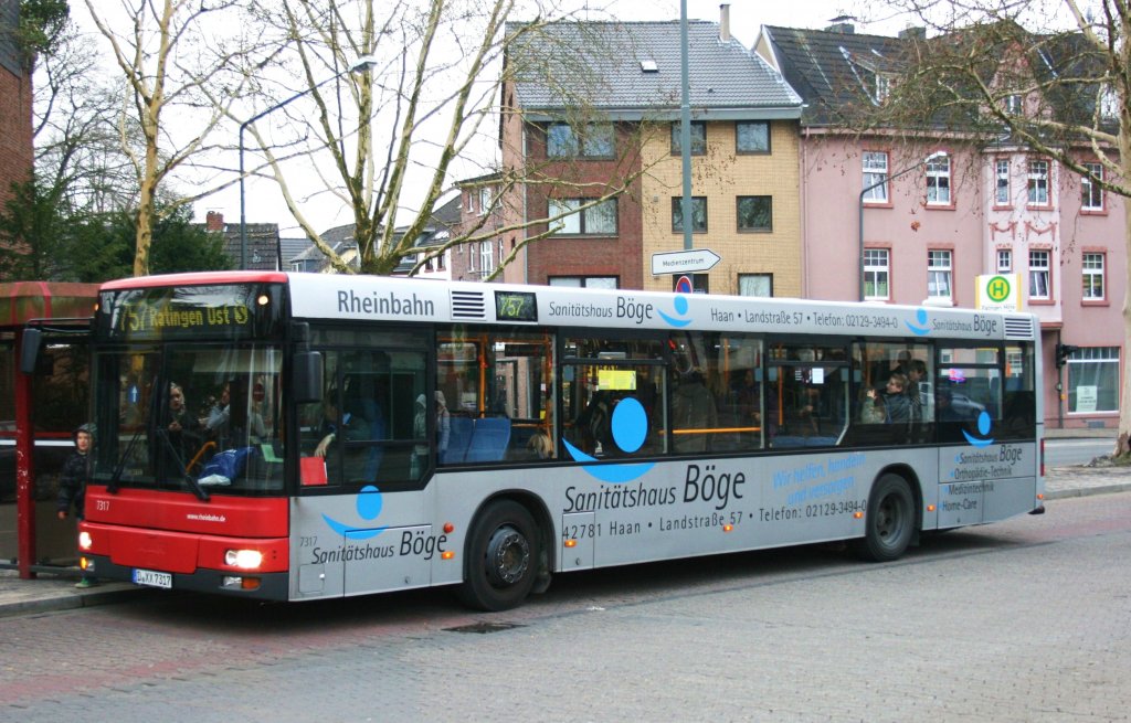 Rheinbahn 7317 (D XX 7317) mit Werbung frs Sanittshaus Bge.
Aufgenommen in Ratingen Mitte,23.1.2010.