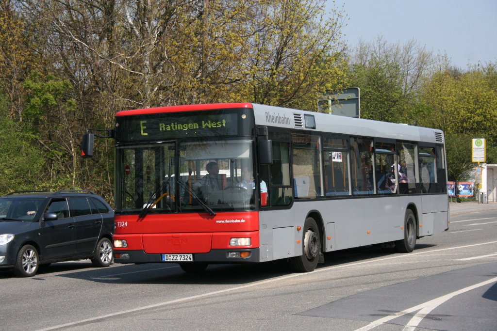 Rheinbahn 7324 (D ZZ 7324) mit dem E Bus nach Ratingen West.
15.4.2010