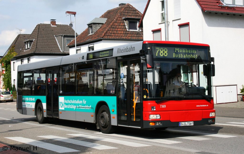 Rheinbahn 7369 (D IL 7369) mit Werbung fr FOM.
Aufgenommen am ZOB Monheim, 11.9.2010.