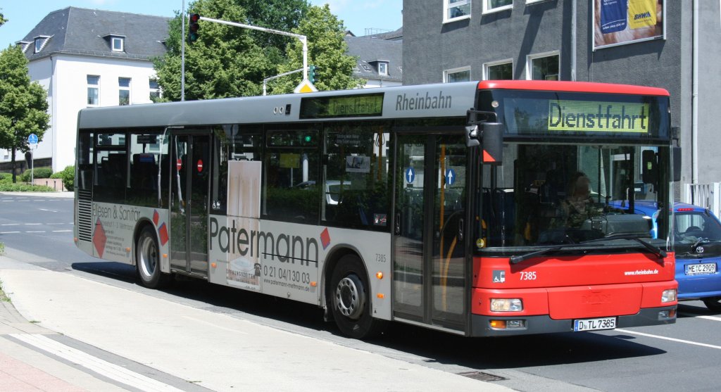 Rheinbahn 7385 (D TL 7385) macht Werbung für Patermann.
Velbert, 11.6.2010.