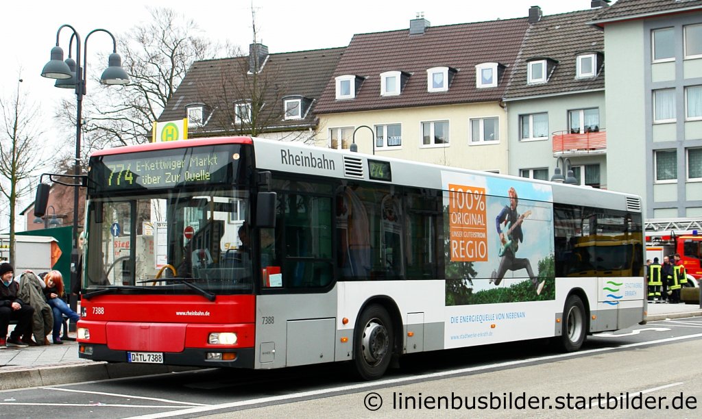 Rheinbahn 7388 (D TL 7388) mit Werbung fr die Stadtwerke Erkrath. Aufgenommen am Rathaus in Heiligenhaus, 15.1.2011.