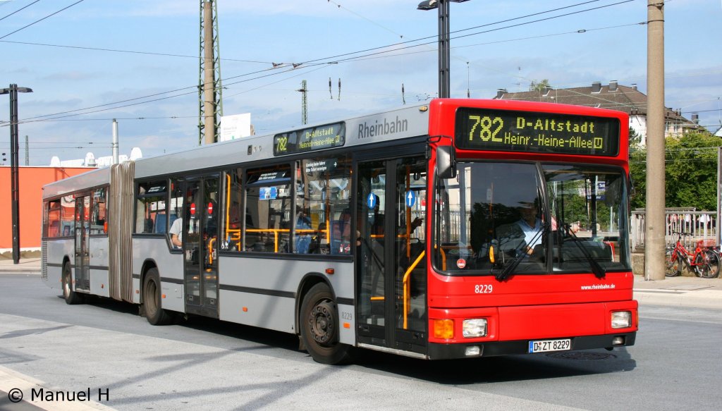 Rheinbahn 8229 (D ZT 8229).
Aufgenommen am HBF Solingen, 11.9.2010.