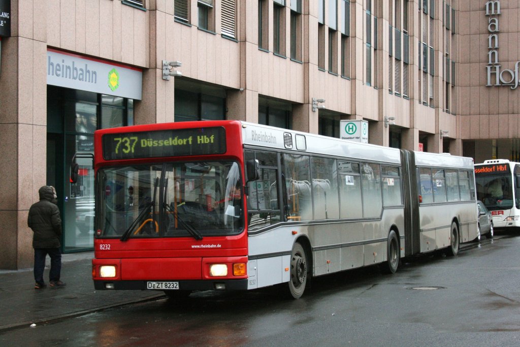 Rheinbahn 8232 (D ZT 8232) mit der Linie 737 am HBF Dsseldorf,13.2.2010.