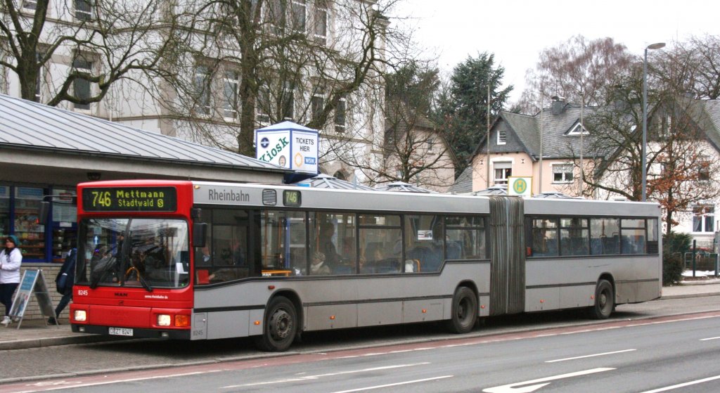 Rheinbahn 8245 (D ZT 8245) mit der Linie 746 an der Blumenstr. am 21.1.2010.