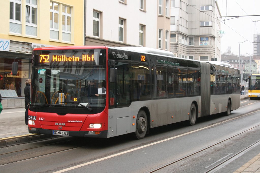 Rheinbahn 8321 (D XN 8321) mit der Linie 752 an der Haltestelle Mlheim Stadtmitte,18.1.2010.