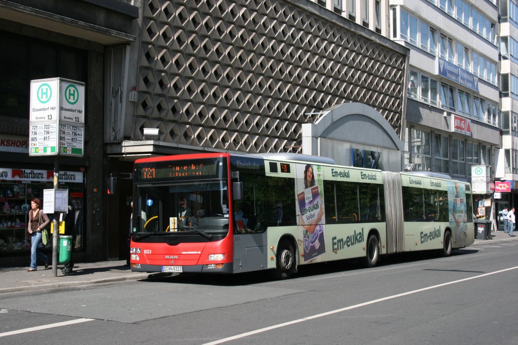 Rheinbahn 8323 (D XN 8323) macht Werbung fr Em-Eukal.
Dsseldorf HBF, 2.6.2010