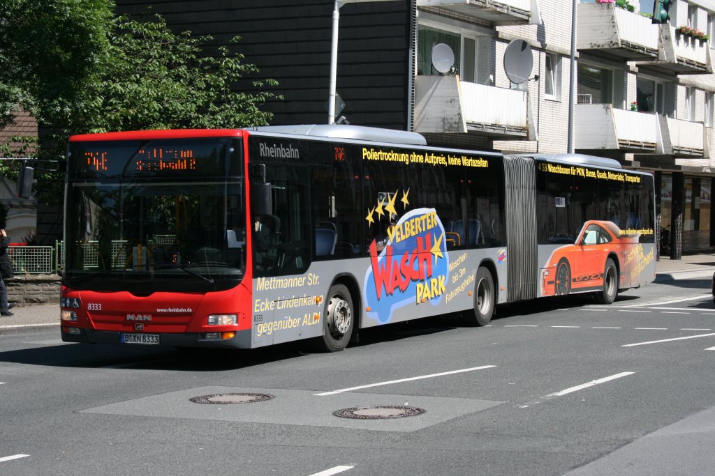 Rheinbahn 8333 (D XN 8333) macht Werbung fr den Velberter Wasch Park.
Velbert, 11.6.2010.