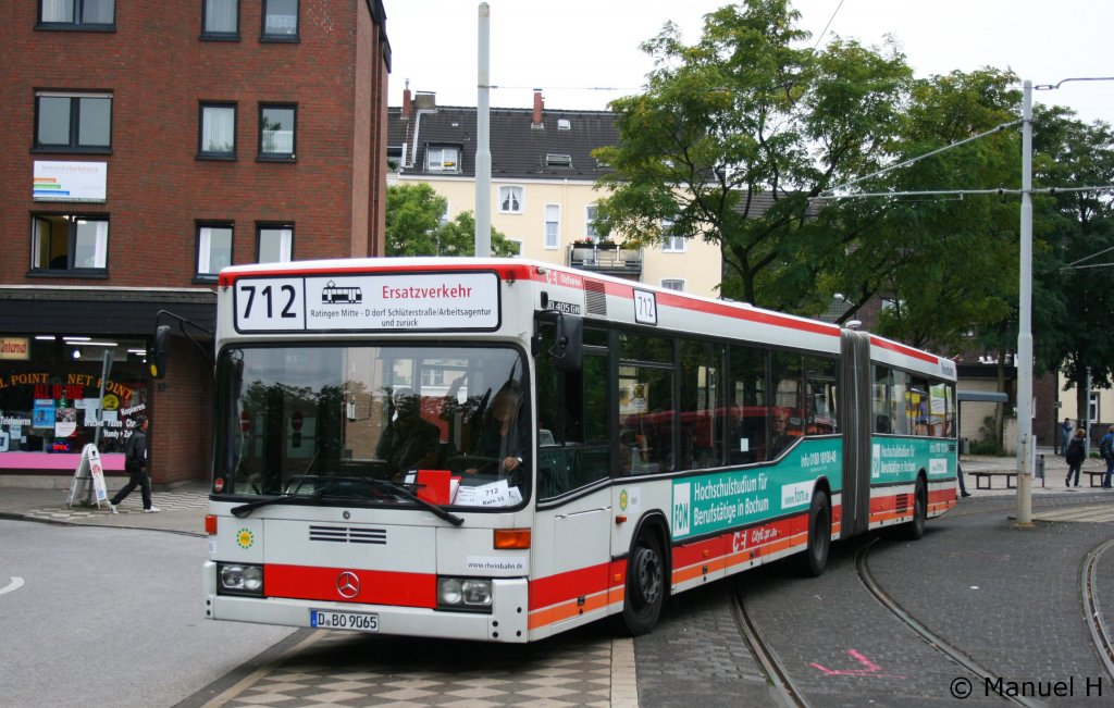 Rheinbahn 9065 (D BO 9065) mit Werbung fr FOM.
Aufgenommen am ZOB Ratingen Mitte, 10.9.2010.