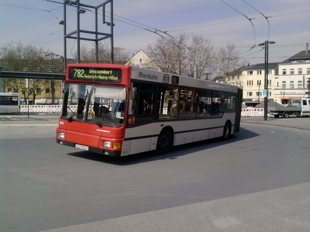 Rheinbahn MAN Gelenkbus am Solinger Hbf.
Bus fhrt als Linie 782 zurck nach Dsseldorf Heinrich-Heine-Allee.