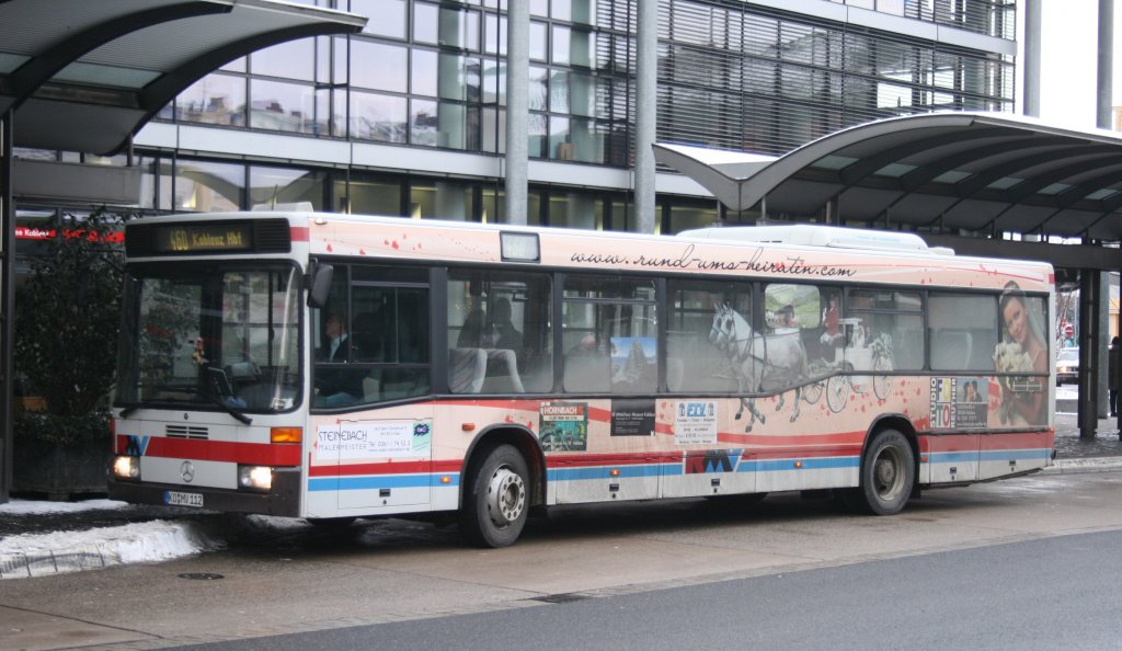 RMV (KO MV 112) mit Werbung fr www.rund-ums-Heiraten.com.
Hier am HBF Koblenz,12.2.2010.