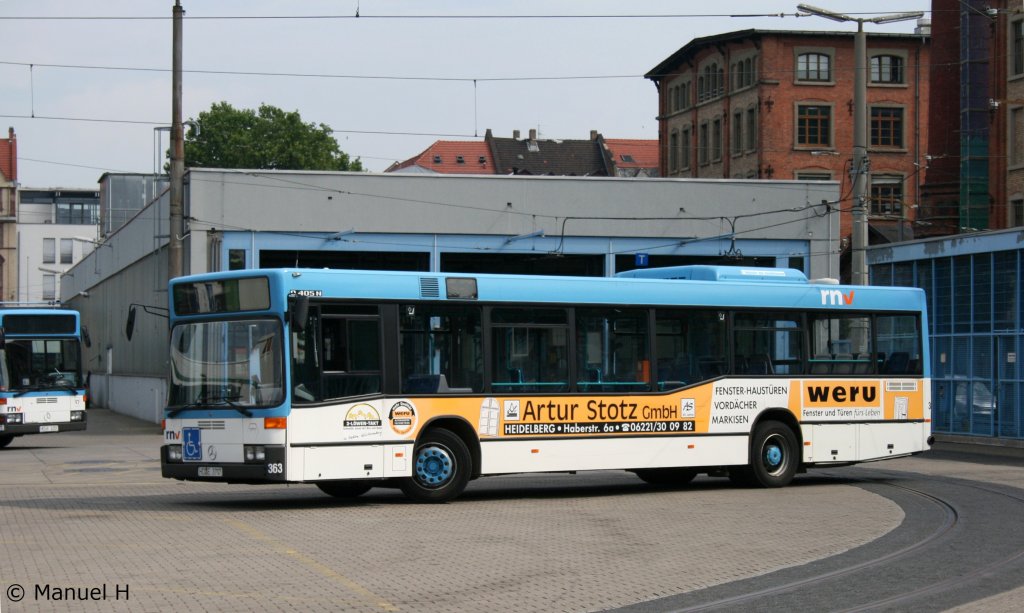 RNV 363 (HD E 3717) macht Werbung fr die Arrur Stotz Gmbh.
Hier steht der Bus auf dem Betriebshof der RNV in Heidelberg am HBF.
Das Bild habe ich von der Strae durch den Zaun aufgenommen.