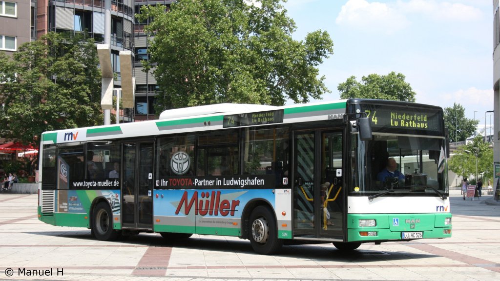 RNV 526 (LU HC 526) macht Werbung für Toyota Müller.
Ludwigshafen Mitte Bahnhof, 30.6.2010.