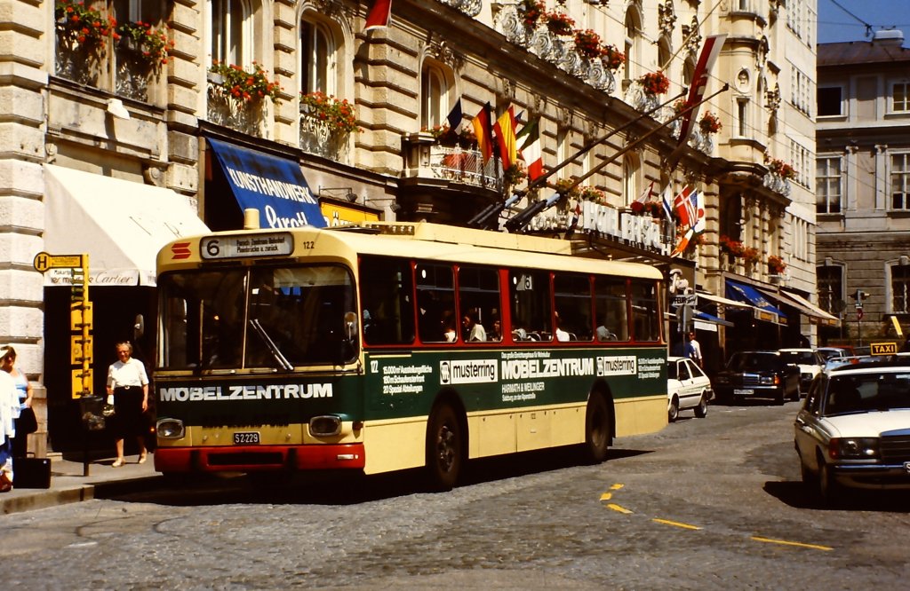 Salzburger O-Bus Nr. 122 im Jahre 1986 am Makartplatz. (Gräf & Stift OE-110/54/A, Baujahr 1977)