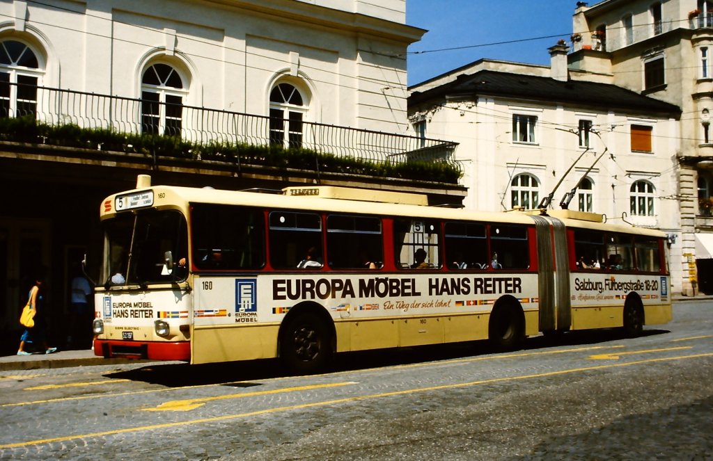 Salzburger O-Gelenkbus Nr. 160 im Jahre 1986 am Makartplatz. (Gräf & Stift GE-110/54/57/A, Baujahr 1977)