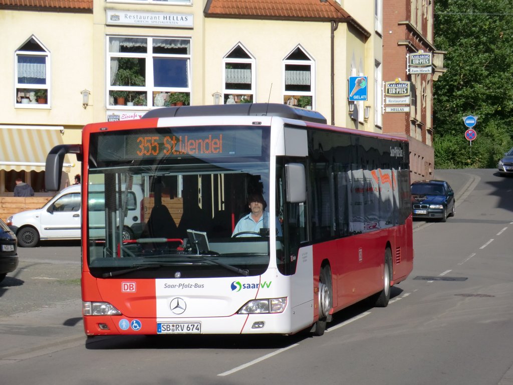 SB-RV-674 ist am 19.8.10 auf der Linie 355 von Ottweiler nach St.Wendel in der Nhe des Ottweiler Bahnhofs unterwegs.