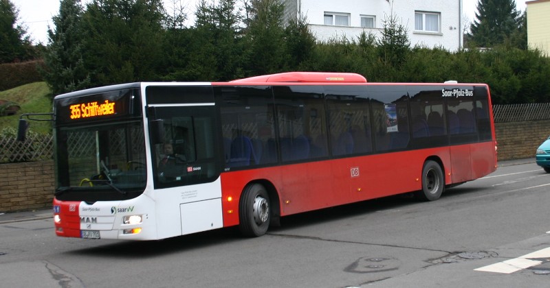 SB- RV 701: Befindet sich in der ersten Dienstwoche auf einer Leerfahrt, in ca. 1 Minute wird er dann als 355 nach Stennweiler fahren.