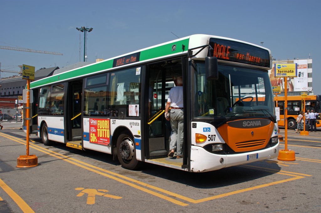 SCANIA Bus mit der Betriebsnummer 507 am Busbahnhof in Venedig. Die Aufnahme stammt vom 10.07.2011.