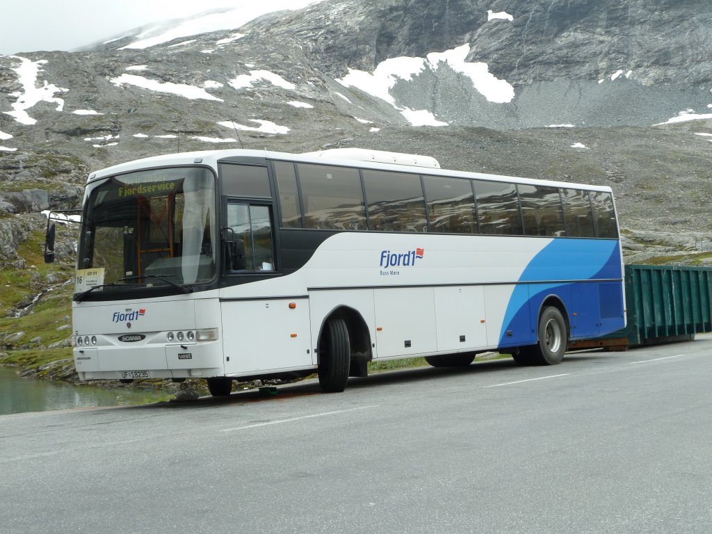 Scania von Fjord1 steht an der Abzweigung zur Dalsnibba/Norwegen im Juli 2011