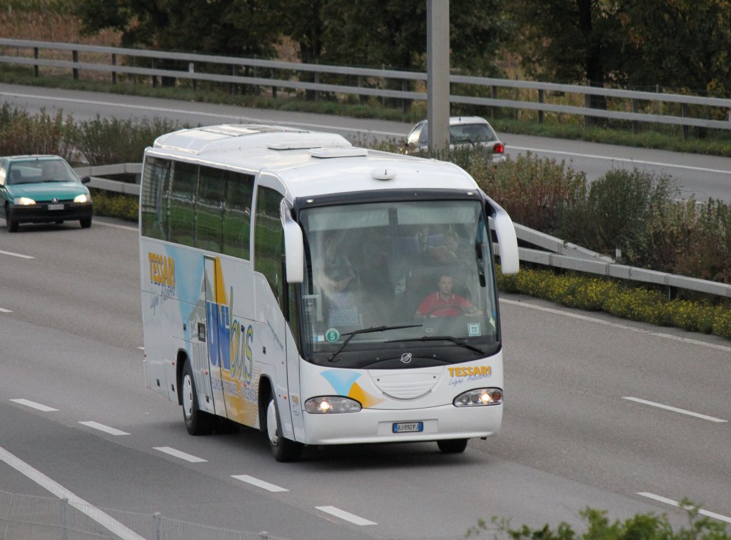 Scania Irizar de la maison italienne Tessari aux couleurs Unibus photographi le 12.10.2012 prs de Berne