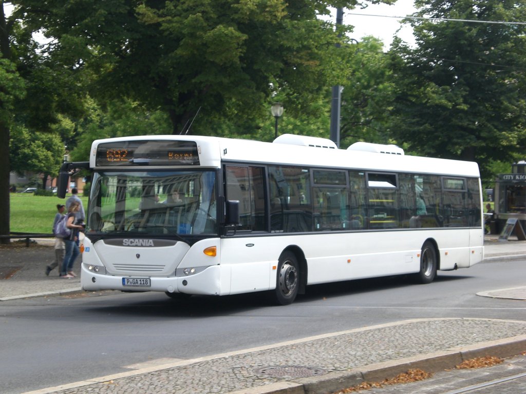 Scania N94 auf der Linie 692 nach Klinikum Potsdam an der Haltestelle Platz der Einheit/West.