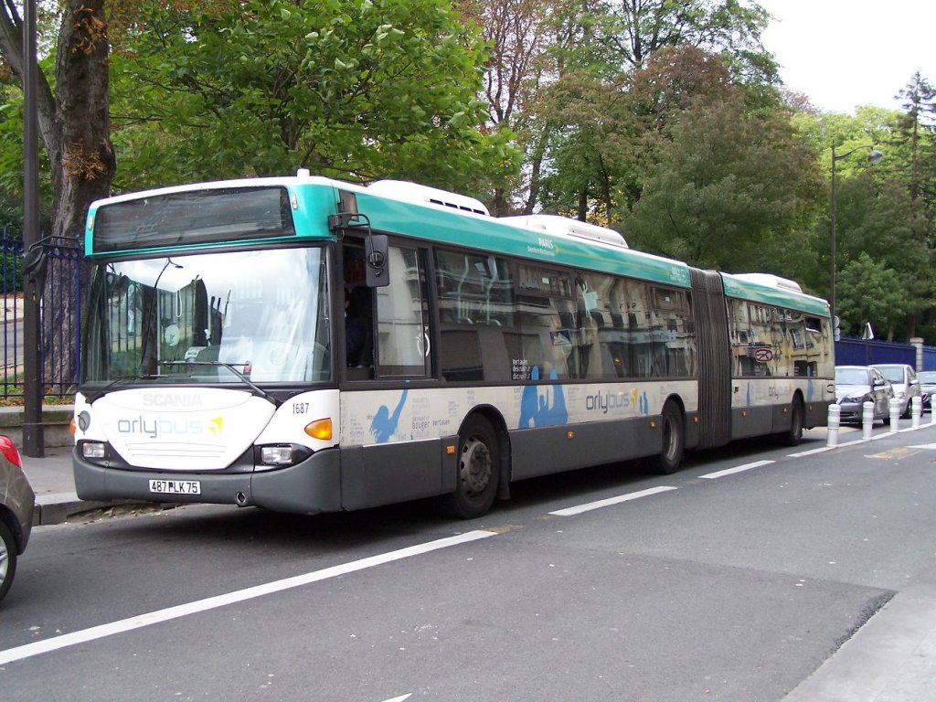Scania Omnicity Gelenkbus Nr 1687, auf der Linie Orlybus, bei der Haltestelle  Cit Universitaire  am 02/10/10.