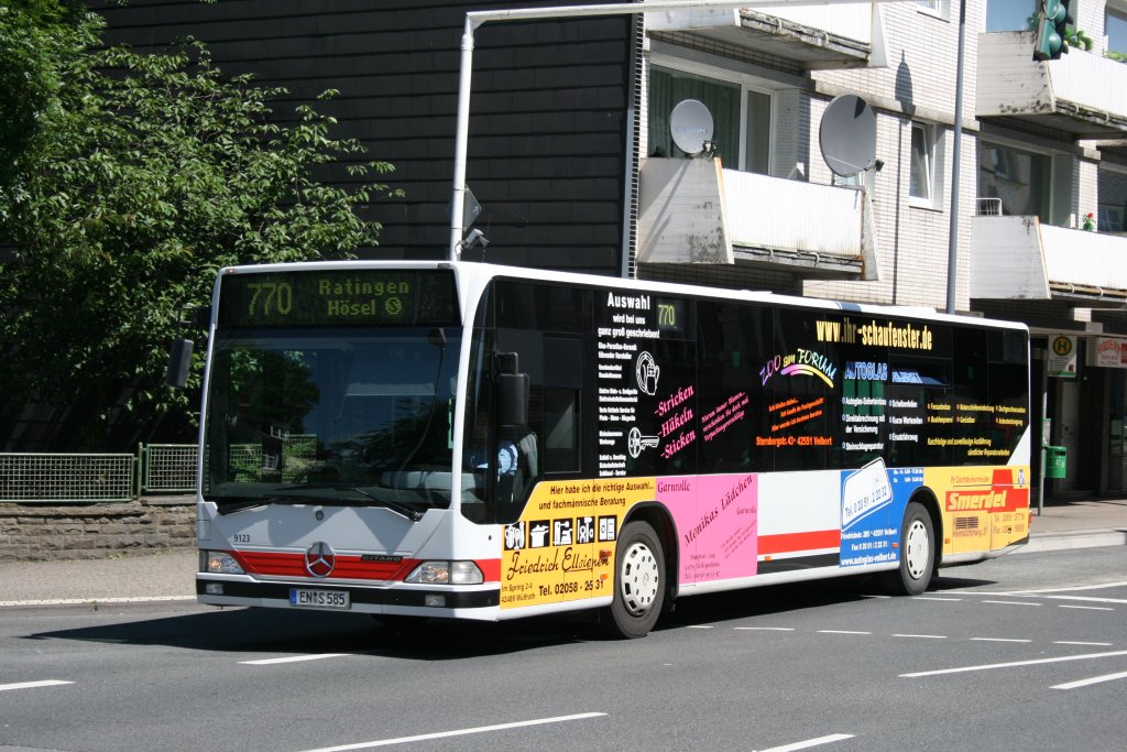 Schiwy 9123 (EN S 585) mit Werbung fr mehrere Firmen.
Dieser Bus fhrt im Rheinbahn Auftragsverker.
Velbert, 11.6.2010.