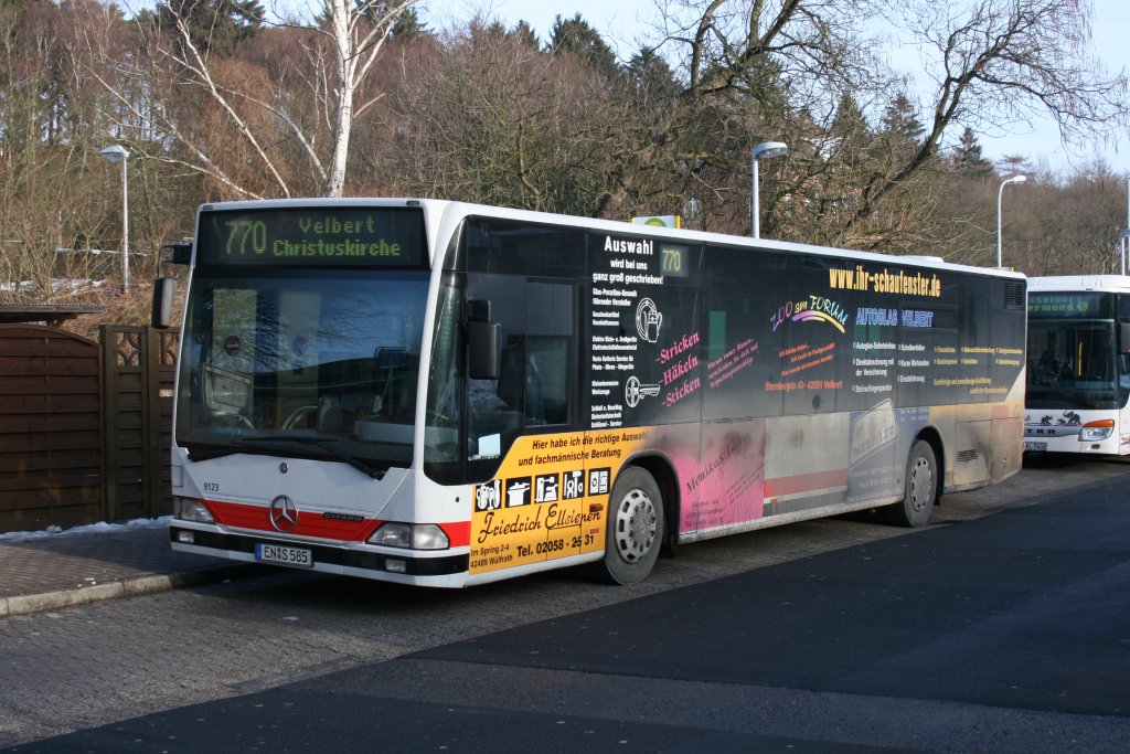 Schiwy Reisen 9123 (EN S 585) fhrt im Auftrag der Rheinbahn.
Hier am Bf Ratingen Hsel,16.1.2010.