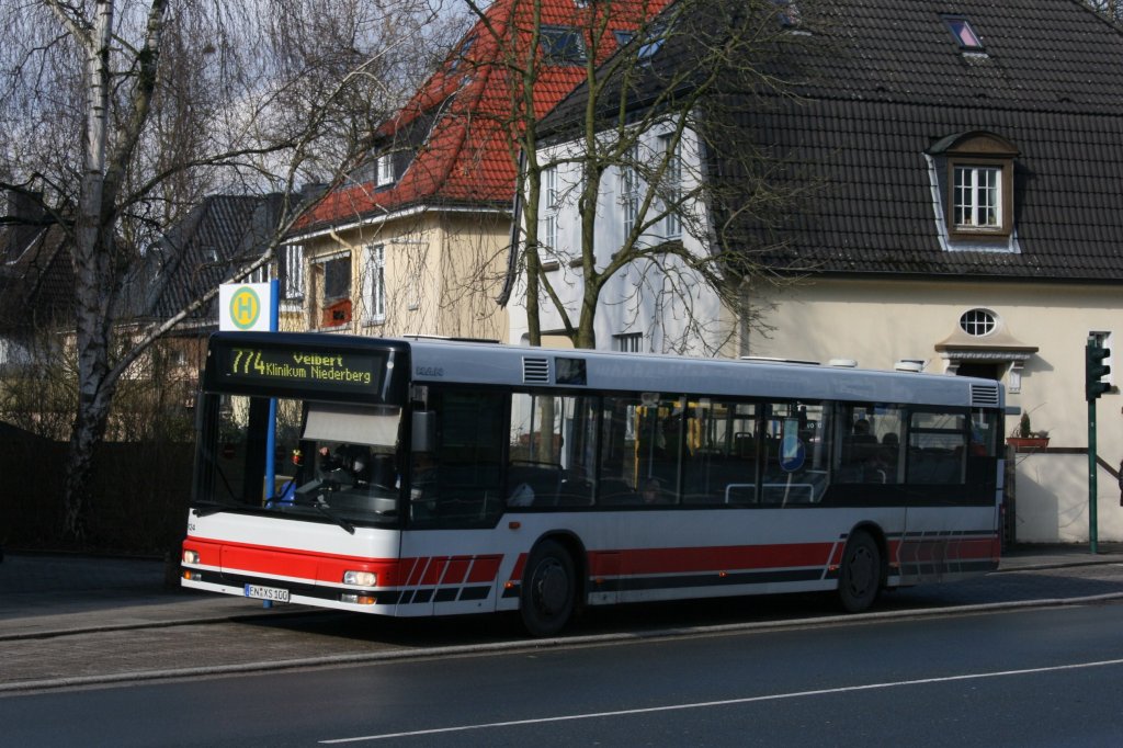 Schiwy Reisen 9124 (EN XS 100) im Rheinbahn Auftragsverkehr mit der Linie 774 nach Velbert.
Aufgenommen in Kettwig vor der Brcke am 1.3.2010.