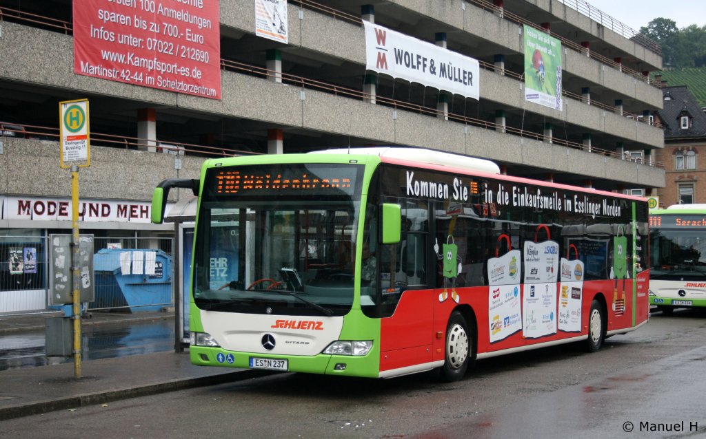 Schlienz (ES N 237) wirbt fr die Einkaufsmeile Esslinger Norden.
Aufgenommen am Bahnhof Esslingen, 17.8.2010.