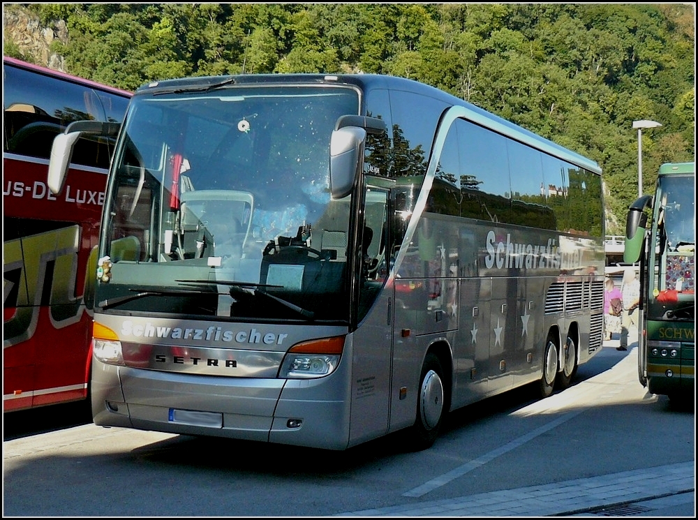 Schner Setra Reisebus aufgenommen am Donauufer in Passau am 12.09.2010.