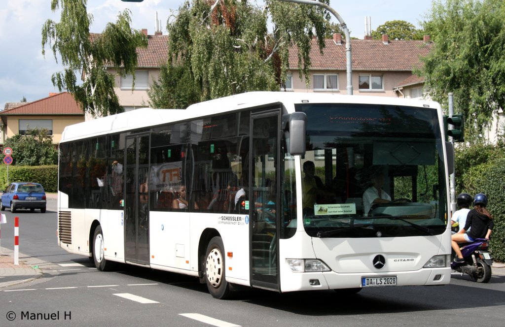 Schssler (DA LS 2028) mit SEV von Niederhchstadt nach Bad Soden.
Aufgenommen in Niederhchstadt auf der Hauptstr., 22.8.2010.