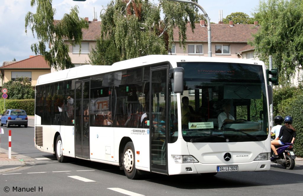 Schüssler (DA LS 2028) mit SEV von Niederhöchstadt nach Bad Soden.
Aufgenommen in Niederhöchstadt auf der Hauptstr., 22.8.2010.