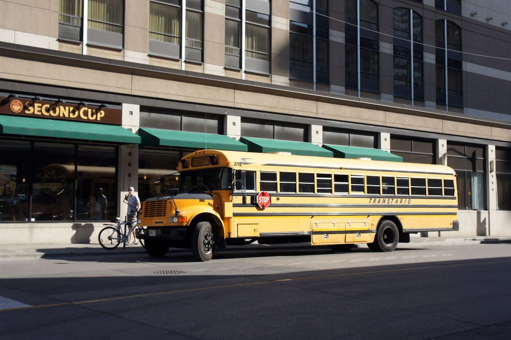 Schul-, bzw. Ausflugsbus der  Transtario Tours Coach Services , abgestellt in der Innenstadt von Toronto, August 2012.