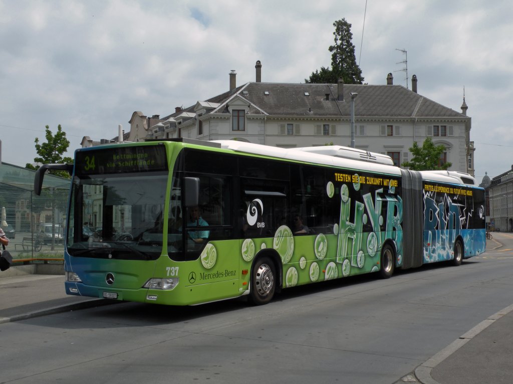 Seit anfangs Juni 2011 wird der Hybryd Testbus 737 von Mercedes auf der Linie 34 getestet. Hier steht er am Wettsteinplatz in Basel. Die Aufnahme stammt vom 04.06.2011.