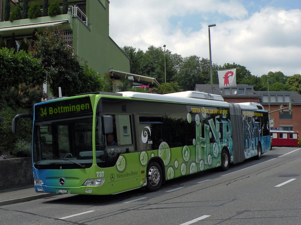 Seit anfangs Juni 2011 wird der Hybryd Testbus 737 von Mercedes auf der Linie 34 getestet. Hier fhrt er durch die Schlossgasse zur Endstation In Bottmingen. Die Aufnahme stammt vom 04.06.2011.