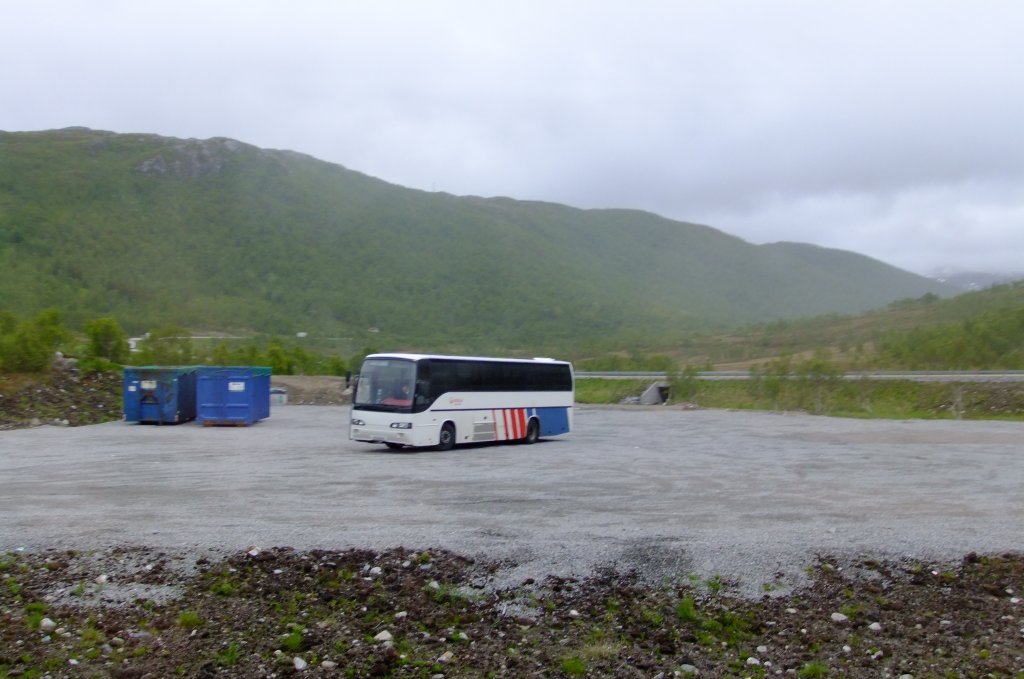 Seit dem 1. Dezember 2007 sind die Lofoten mit der Schnellstrasse  LoFast  direkt ans Festland angebunden. Diese zweigt in Gullesfjordbotn von der alten Hauptroute ber Sortland ab und wird auch von den Schnellbussen bentzt. Nach Sortland muss seither umgestiegen werden. Am 28.6.2010 wartet ein lterer Volvo/Vest-Reisebus im NorWay-Design im  Niemandsland  Gullesfjordbotn auf Reisende auf die Vesterlen. 