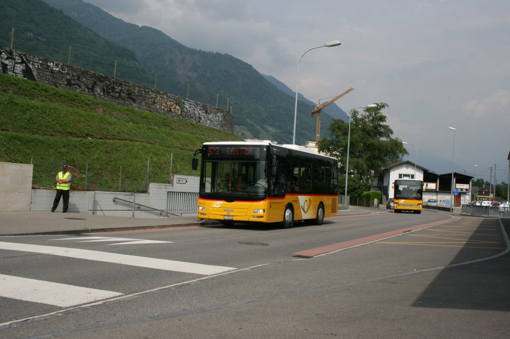 Seit Ende 2009 werden erste Tessiner Berglinien mit MAN-Midibussen bedient. Seit Anfang Juni ist zwischen Tenero, Contra und Medoscio dieser 8.61 Meter lange A66 von PU Starnini im Einsatz. Er trgt das Nummernschild TI 26'800 und ist hier beim Bahnhof Tenero zu sehen. 