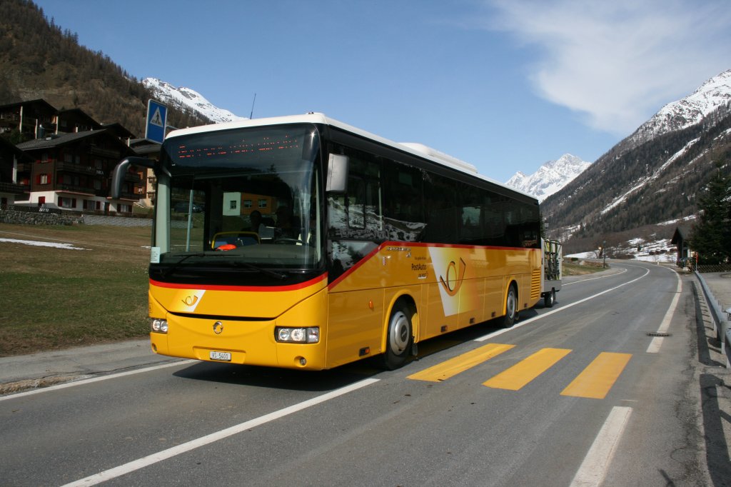 Seit Januar 2010 ist bei PU Jaggi, Kippel, ein Irisbus Crossway im Einsatz. Der Wagen mit Nr. 24/VS 5'401 ersetzte den mit BJ 1997 ersten Integro von PostAuto Schweiz und ist im Normalfall auf dem oberen Abschnitt zwischen Goppenstein und Blatten anzutreffen. Wiler, 9.4.2010. 