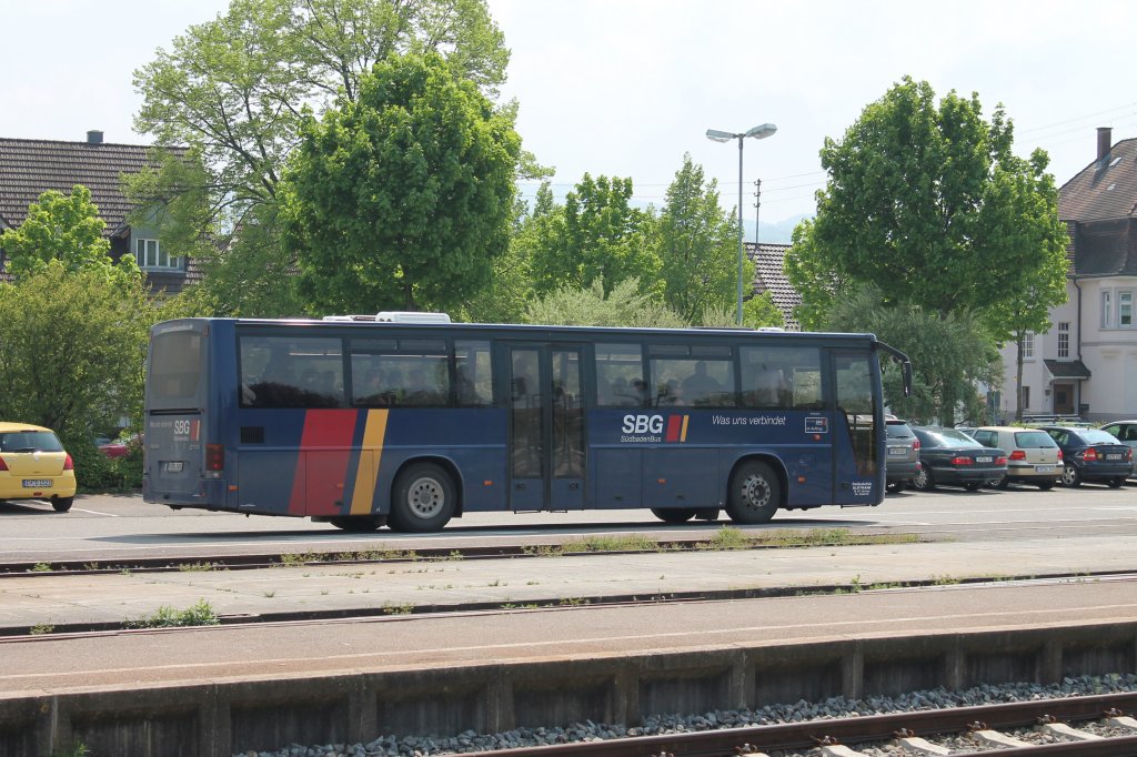 Seitenansicht vom SBG Volvo 8700 als Linie 7205 nach Denzlingen. Hier steht der Bus gerade am Bahnhof in Denzlingen. (05.05.2013)