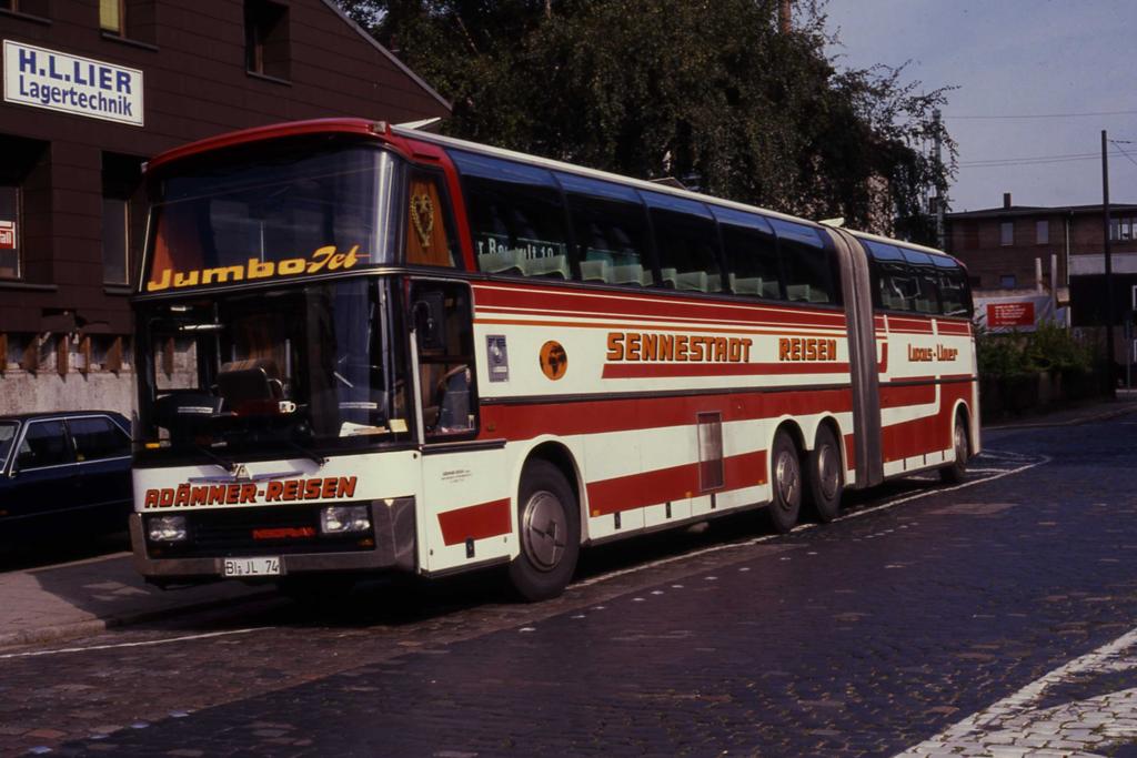 Selten zu beobachten war der Neoplan Cityliner Highliner Gelenkbus
hier im Reisedienst Einsatz der Firma Adämmer, Sennestadt, gesehen und
fotografiert am 17.9.1989 in Bremen. 