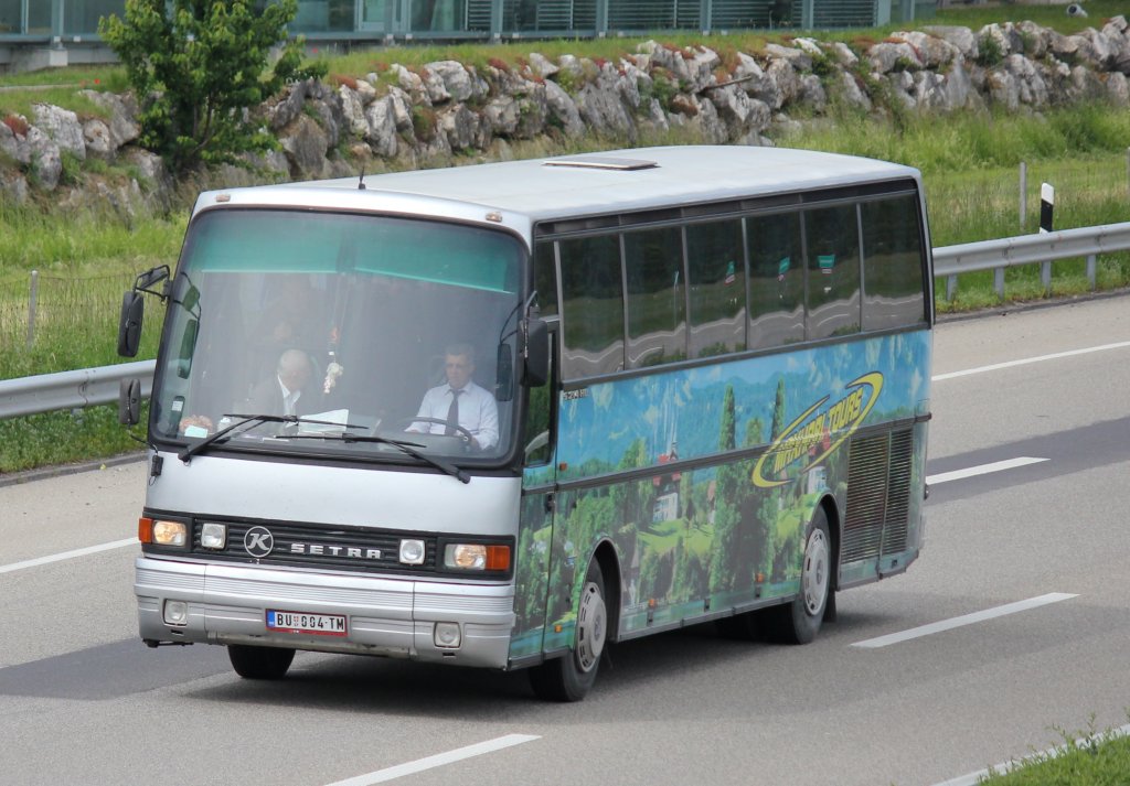 Setra 214 HD de la maison Maximal Tours photographi le 27.05.2012 sur l'autoroute Zurich - Berne