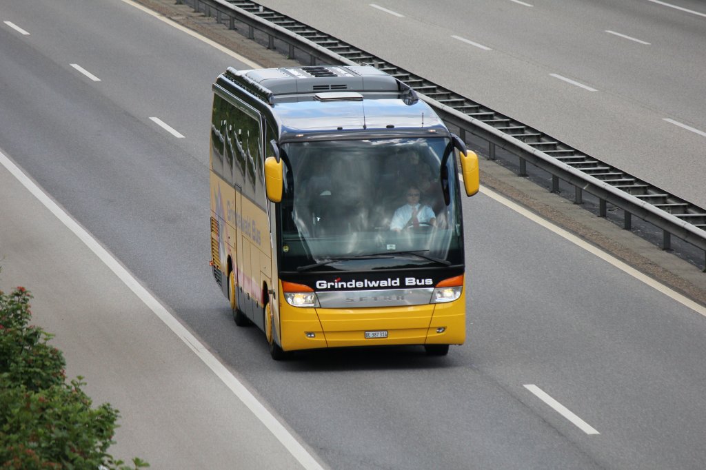 Setra 411 HD de la maison Grindelwald Bus photographi le 08.07.2012 sur l'autoroute entre Ble et Berne 