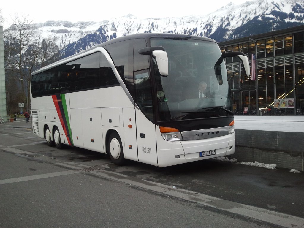 Setra 415 HDH Traco Tours photographi devant la gare d'Interlaken-Ost le 23.01.2012