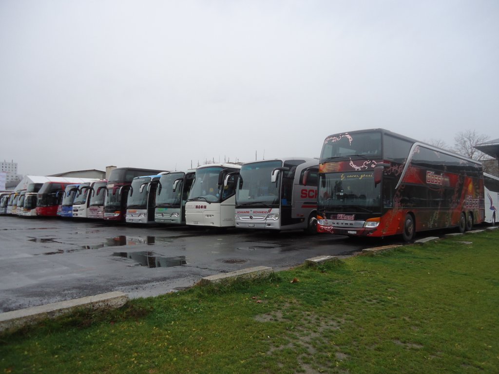 Setra 431 DT de la maison Gssi photographi avec d'autres vhicules sur la place de parc rserve aux nombreux bus convoyant les visiteurs de la Ziebelemrit  Berne le 26.11.2012