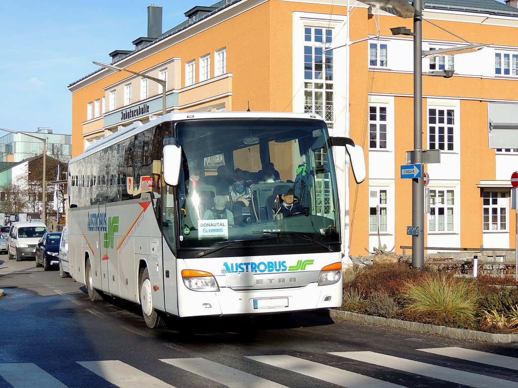 SETRA von Austrobus befrdert eine Gruppe Kreuzfahrt-Ausflger durchs  Donautal ; 121231