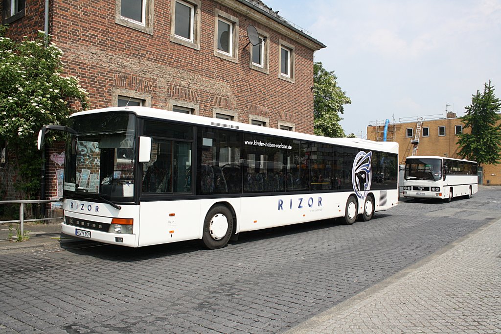 Setra Bus am ZOB in Hildesheim am 20.05.2011